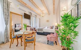 Le Monde Luxury Accommodation